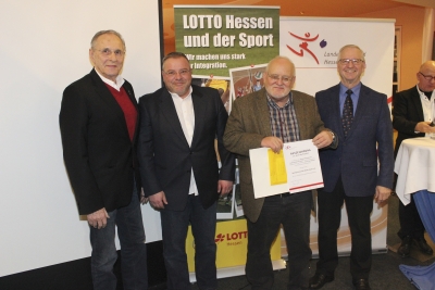 Bei der Auszeichnung zum Thema &quot;Sportvereine leben Respekt&quot; in Grünberg, 06.02.2018 - von links: Erwin Kneisel (Sportkreis Offenbach), Sören Brecht (Vizepräsident SGN), Karl-Heinz Kohls (Präsident SGN), Dr. Heinz-Georg Sundermann (Geschäftsführer der LOTTO Hessen GmbH)